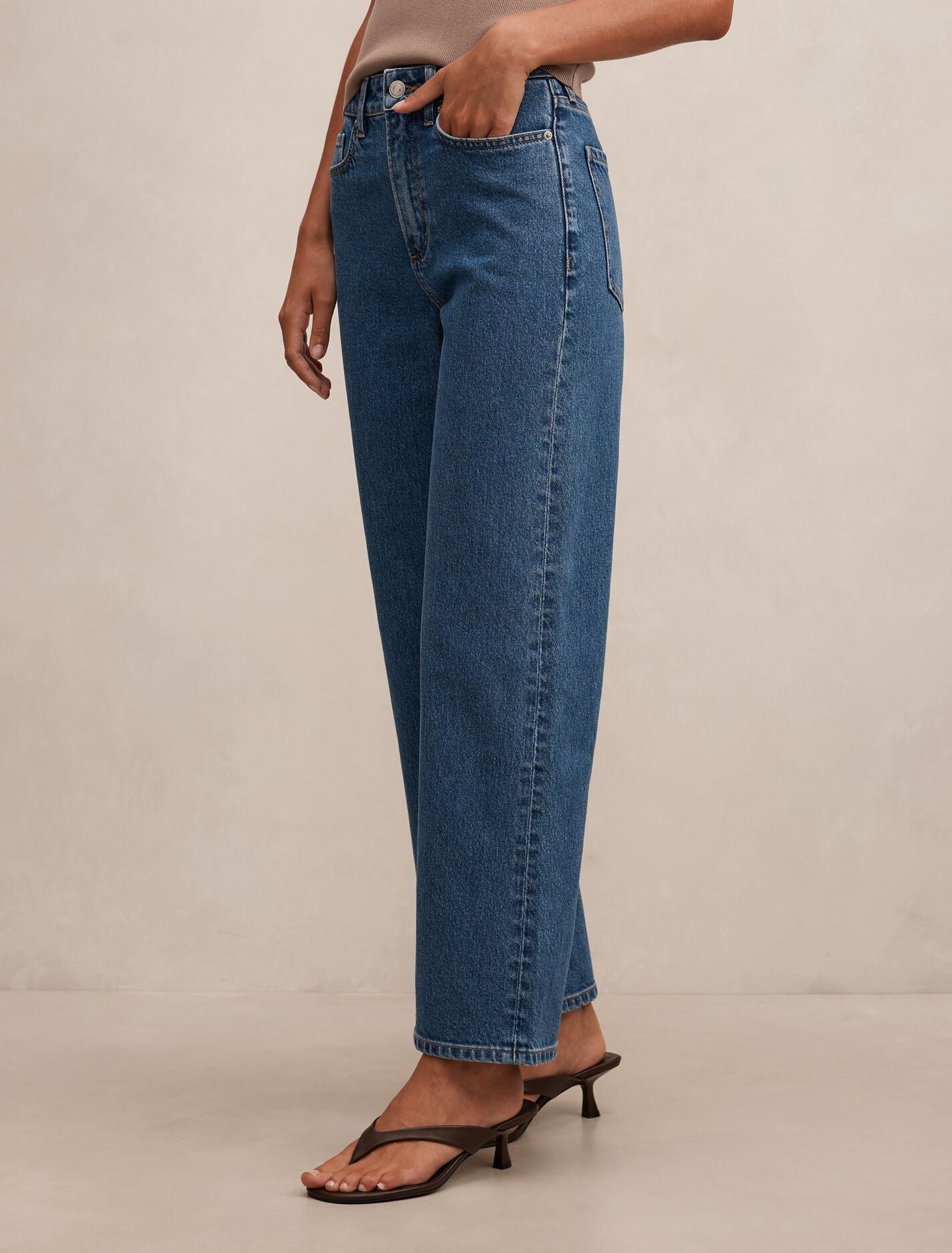 Nicki Mid-Rise Straight Jeans Forever New