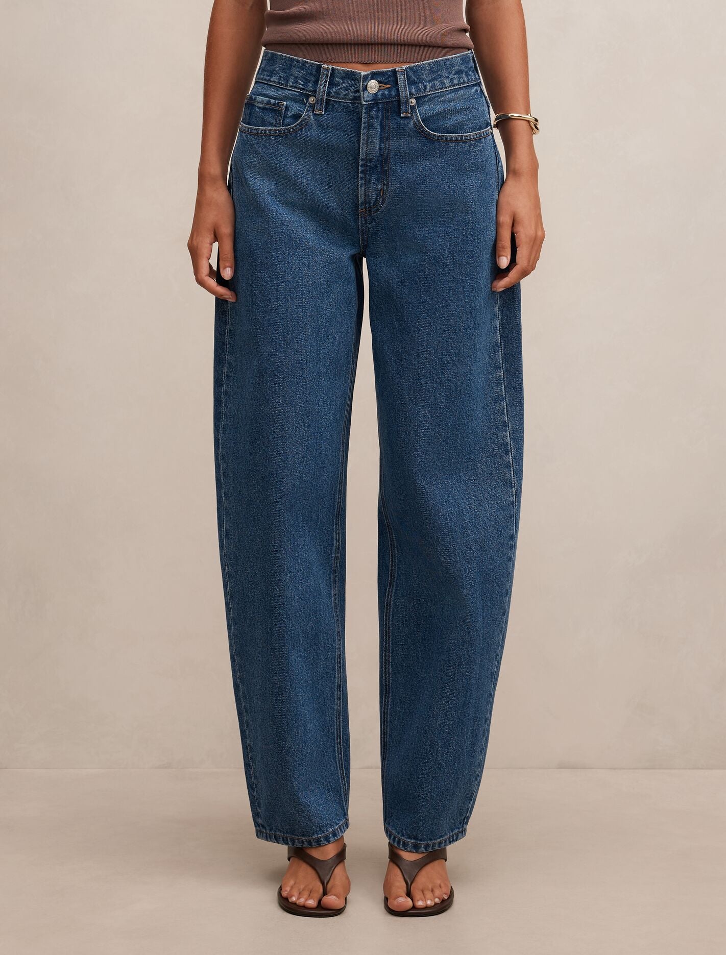 Emma Mid-Rise Barrel Jeans Mid Wash Forever New