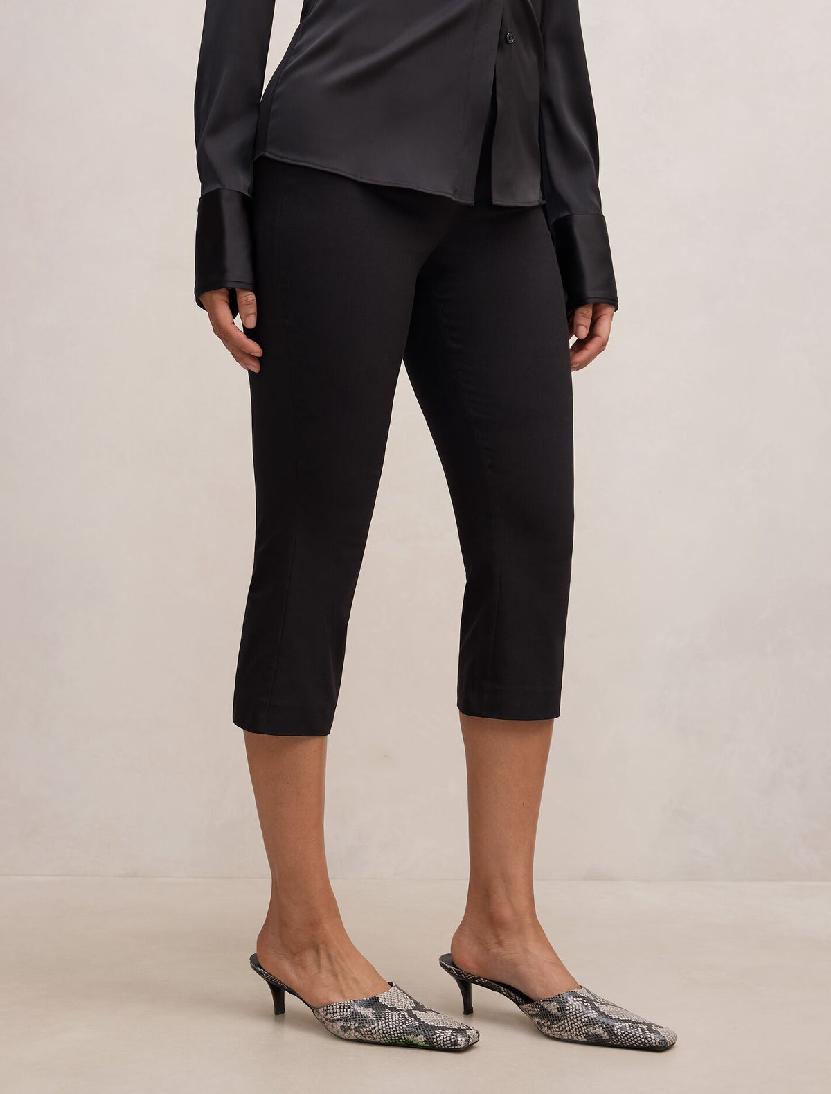 Alexis Flared Hem Capri Pants Forever New